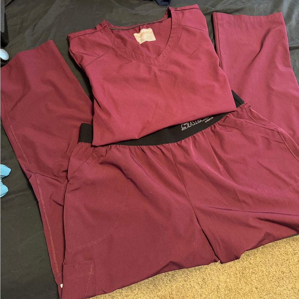 Sketcher matching scrub set